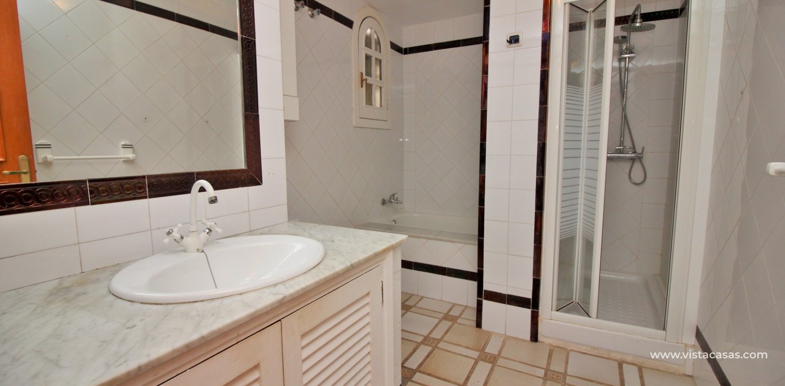 Apartment for sale with pool view in the Villamartin Plaza bathroom