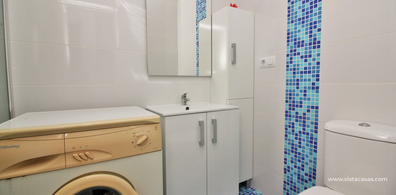 Top floor apartment for sale in Los Balcones Torrevieja bathroom renovated