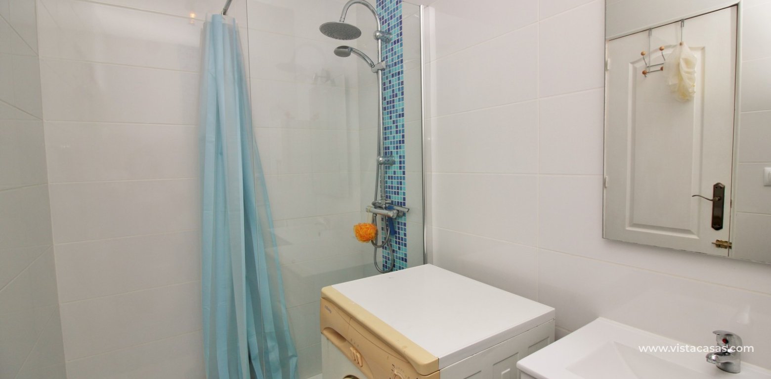 Top floor apartment for sale in Los Balcones Torrevieja bathroom