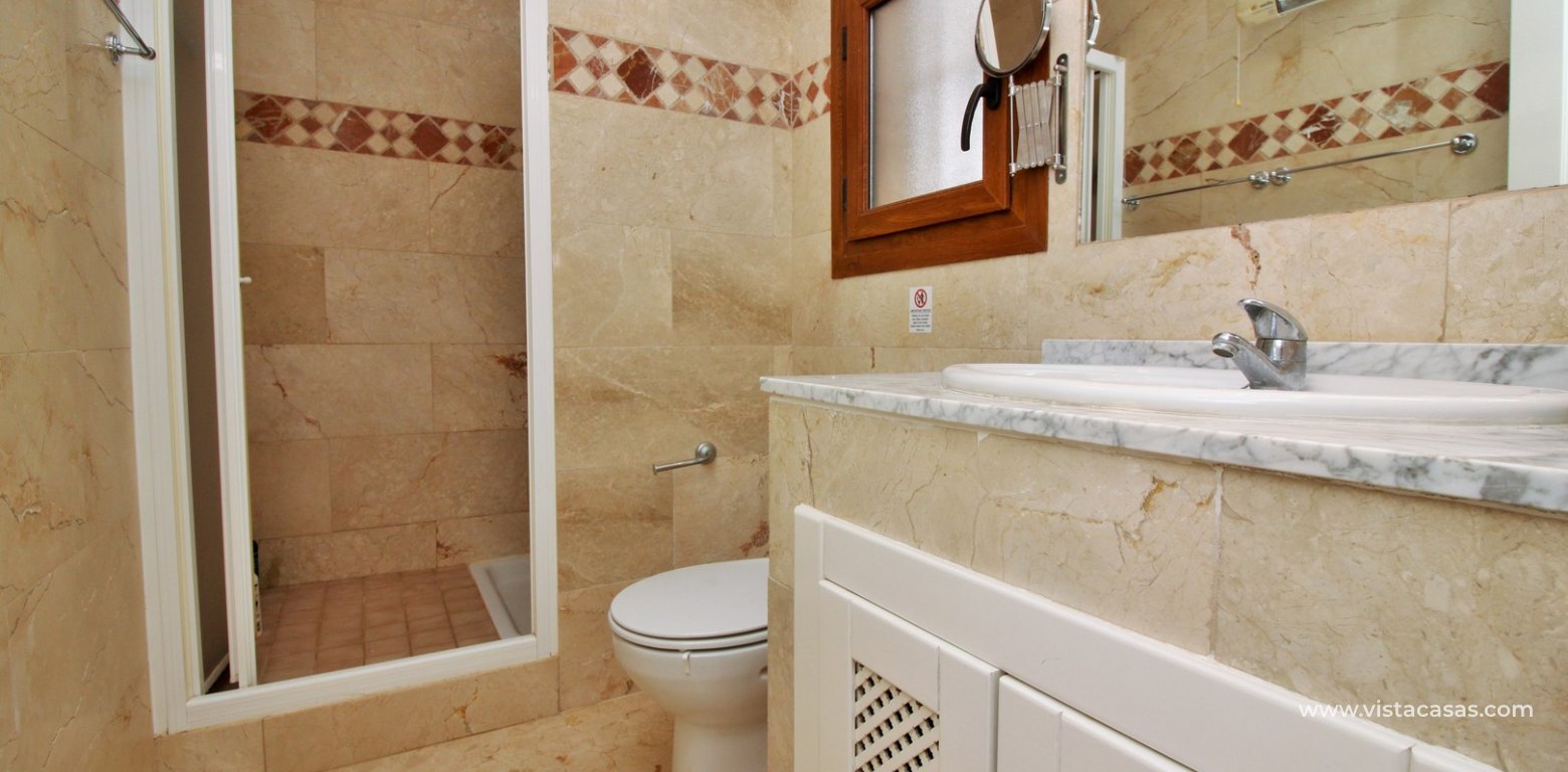 Top floor apartment for sale in Pau 8 Villamartin R13 en-suite bathroom