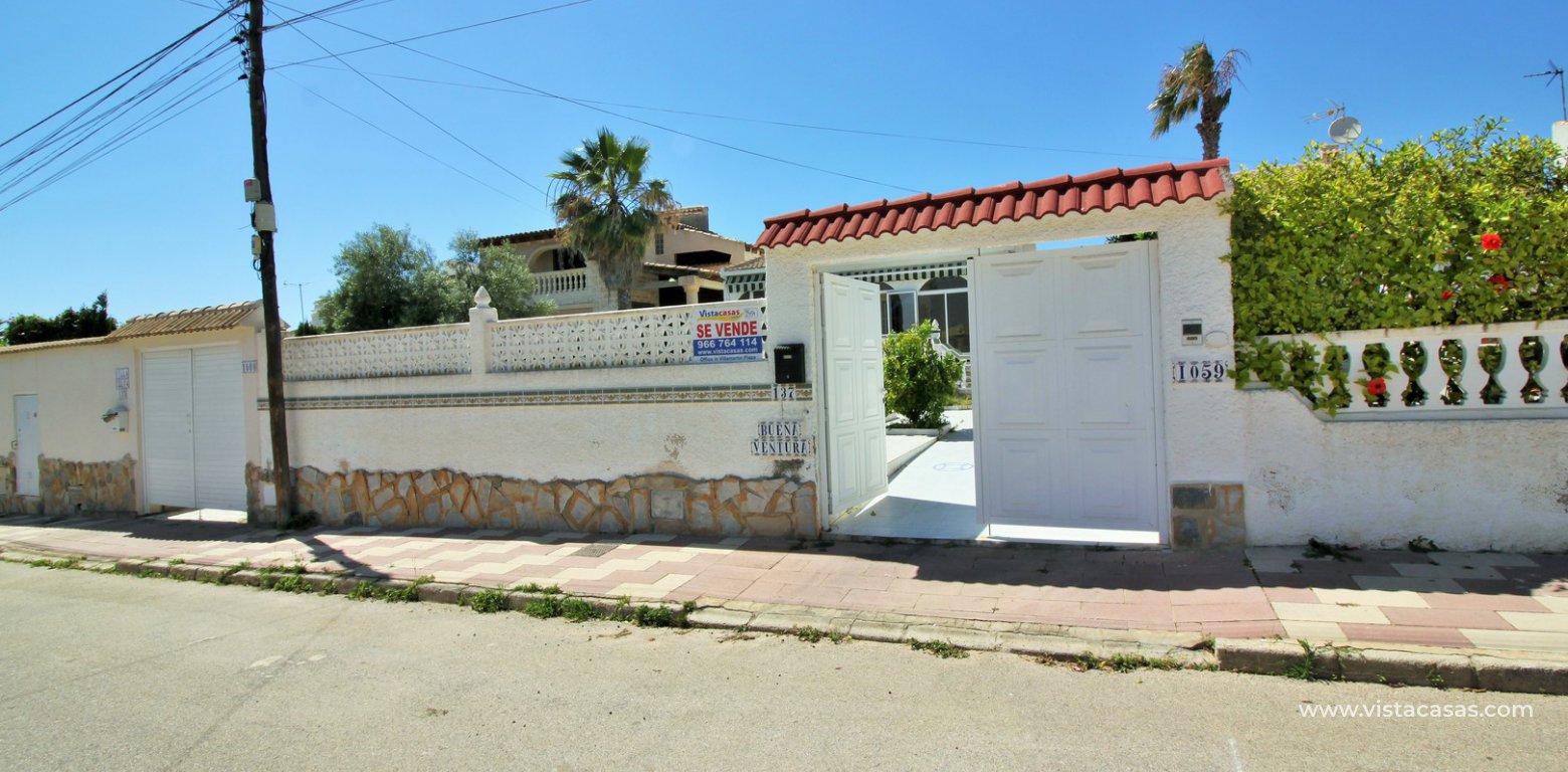 Property for sale in Torrevieja gated driveway