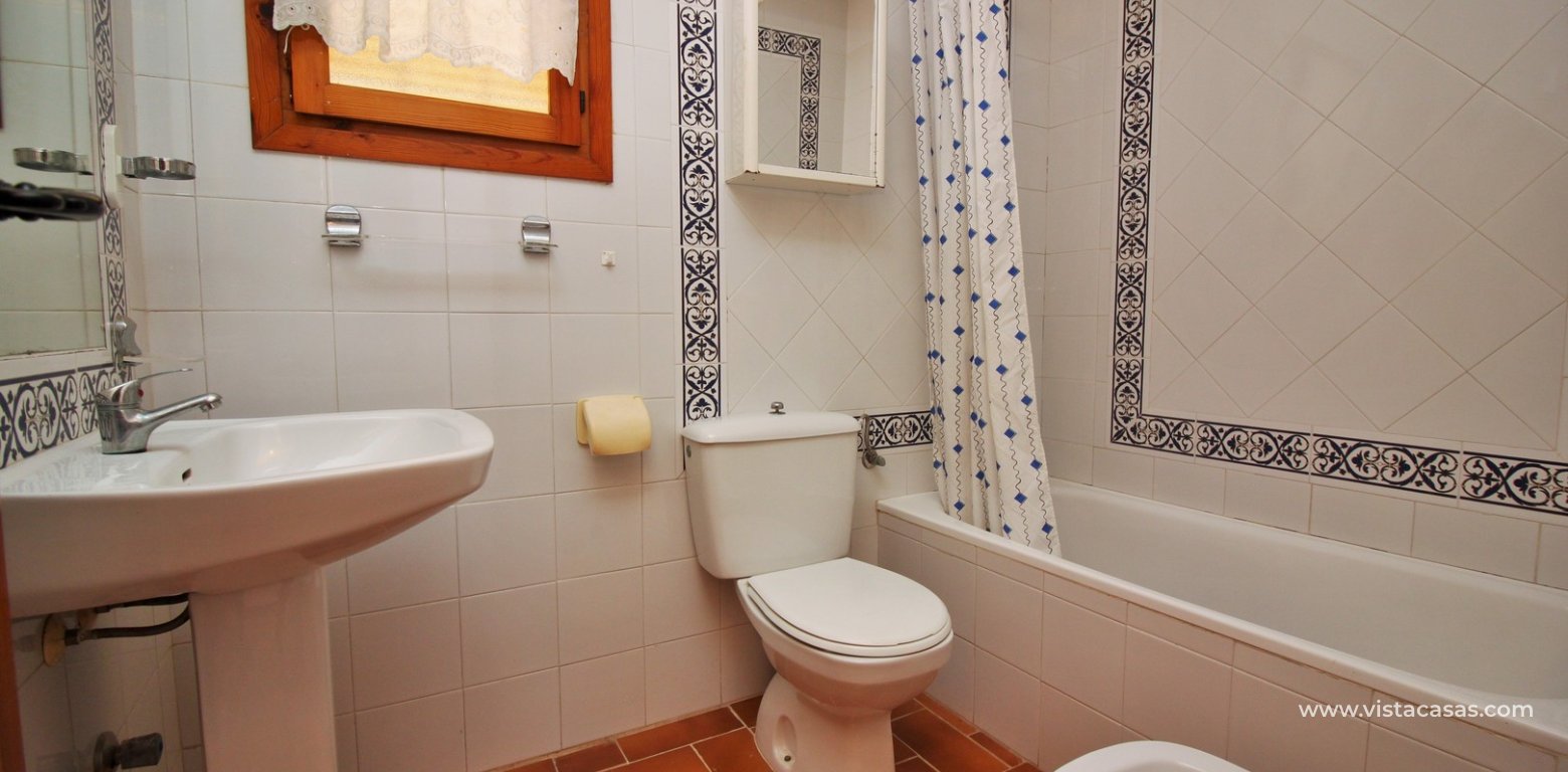 Lola bungalow for sale Verdemar 3 Villamartin bathroom