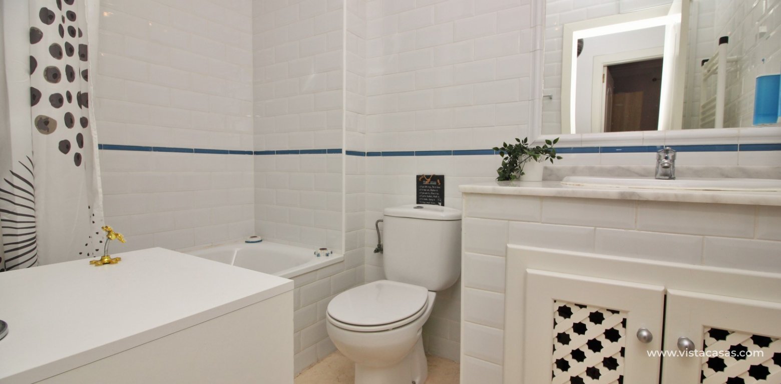 Ground floor apartment for sale M3 Pau 8 Villamartin bathroom