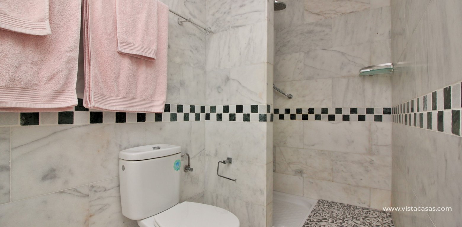 Ground floor apartment for sale M4 Pau 8 Villamartin en-suite bathroom