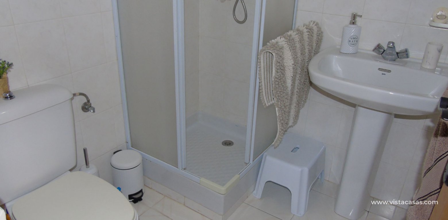 Townhouse for sale in La Florida shower room