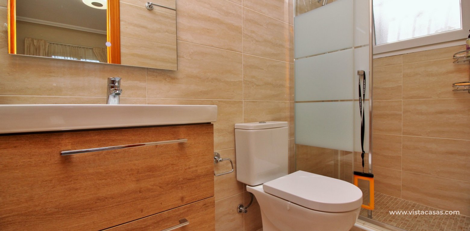 Detached villa for sale in Pinada Golf Villamartin en-suite bathroom