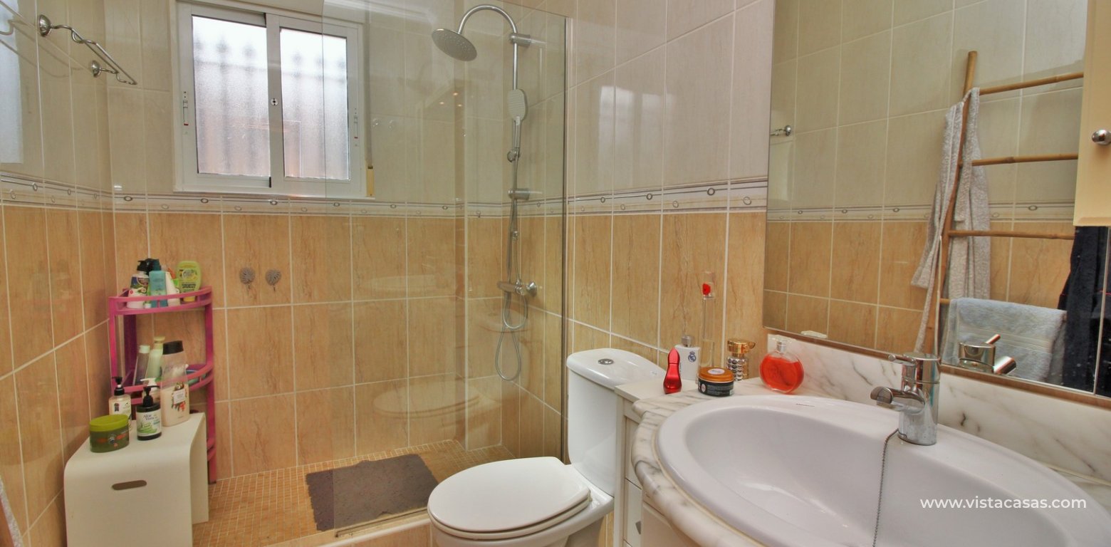 Detached villa for sale in Pinada Golf Villamartin bathroom