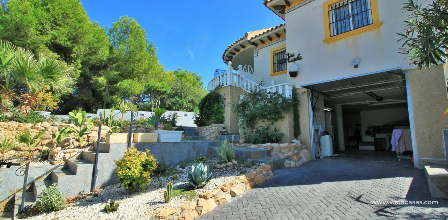 Detached villa for sale in Pinada Golf Villamartin driveway