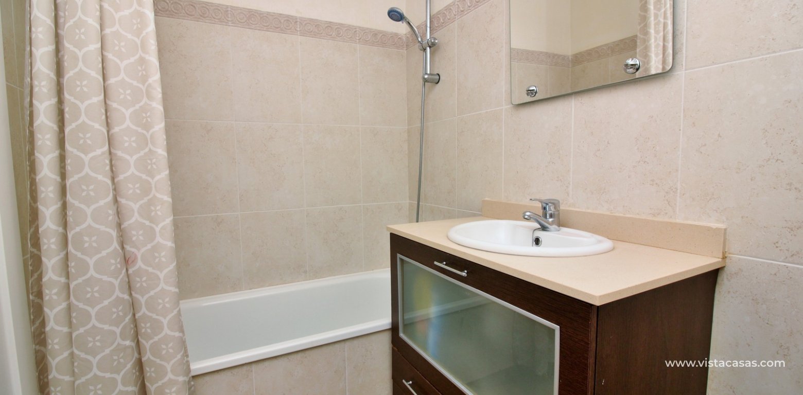 Ground floor apartment for sale Jardin de Alba Villamartin family bathroom 2