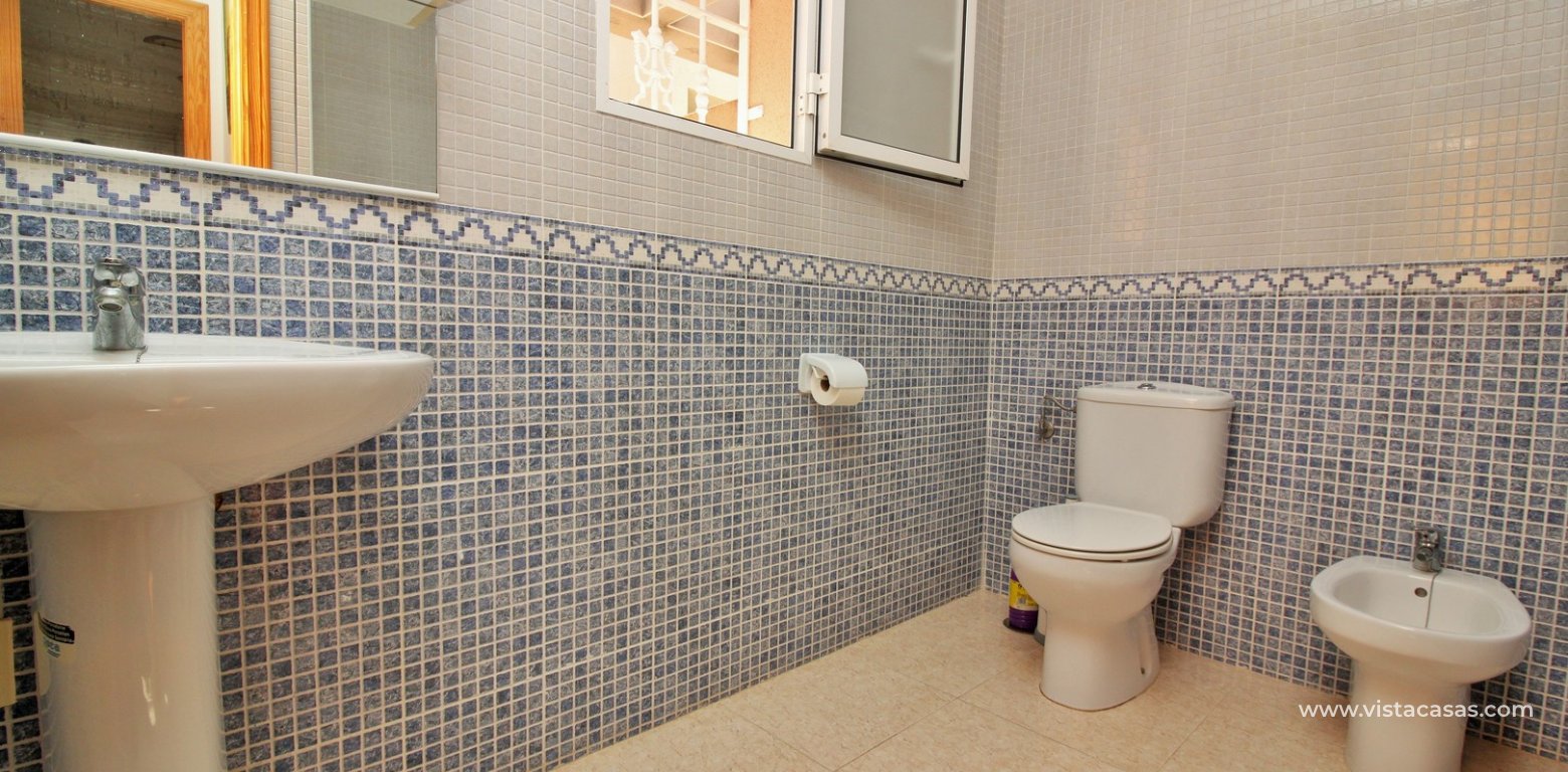 Duplex apartment for sale Marbella Golf III Villamartin bathroom