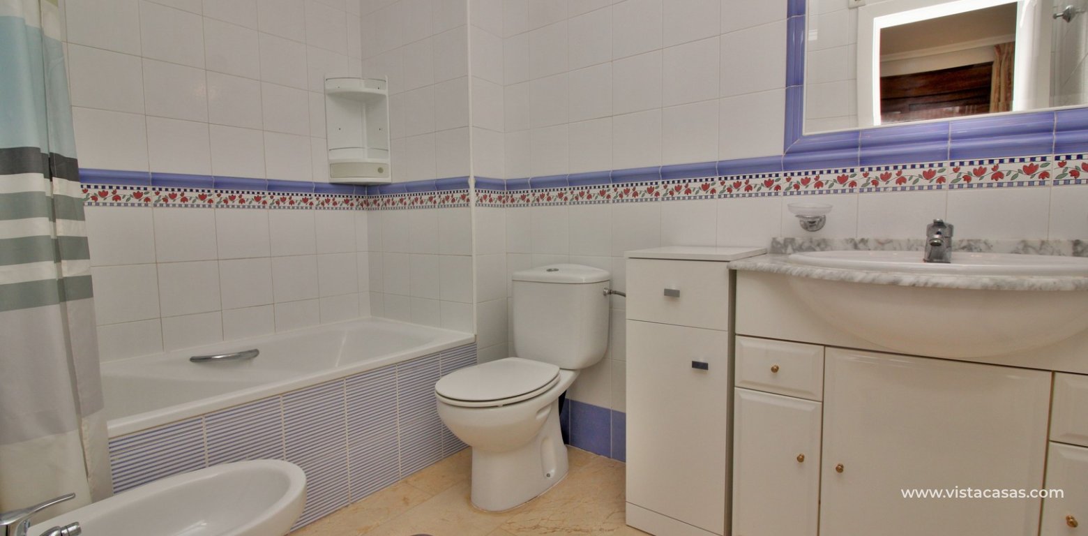 Townhouse for sale in Oporto Golf Pau 8 Villamartin en-suite bathroom