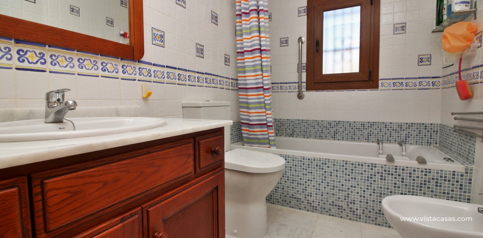 Detached Brisas villa for sale in La Cañada II San Miguel bathroom