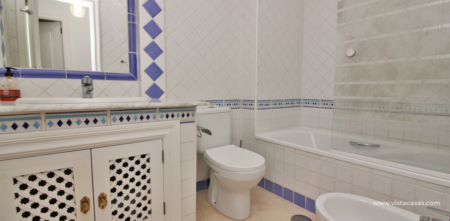 Top floor apartment for sale in Las Ramblas Golf bathroom