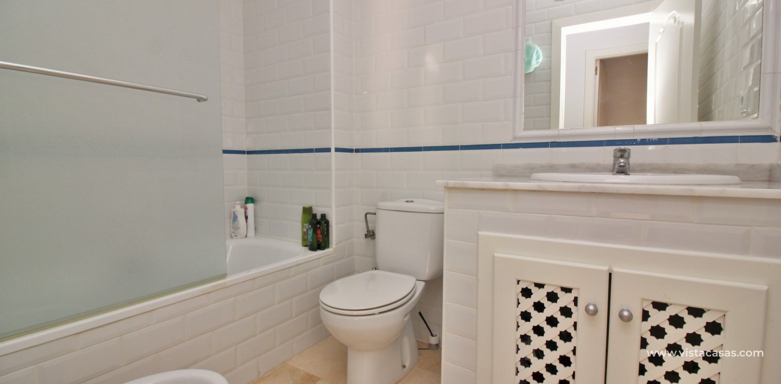 Top floor apartment for sale M3 Pau 8 Villamartin bathroom