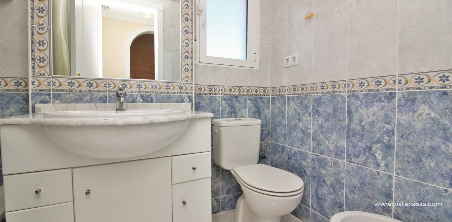 Penthouse for sale Fontana Golf II Villamartin bathroom