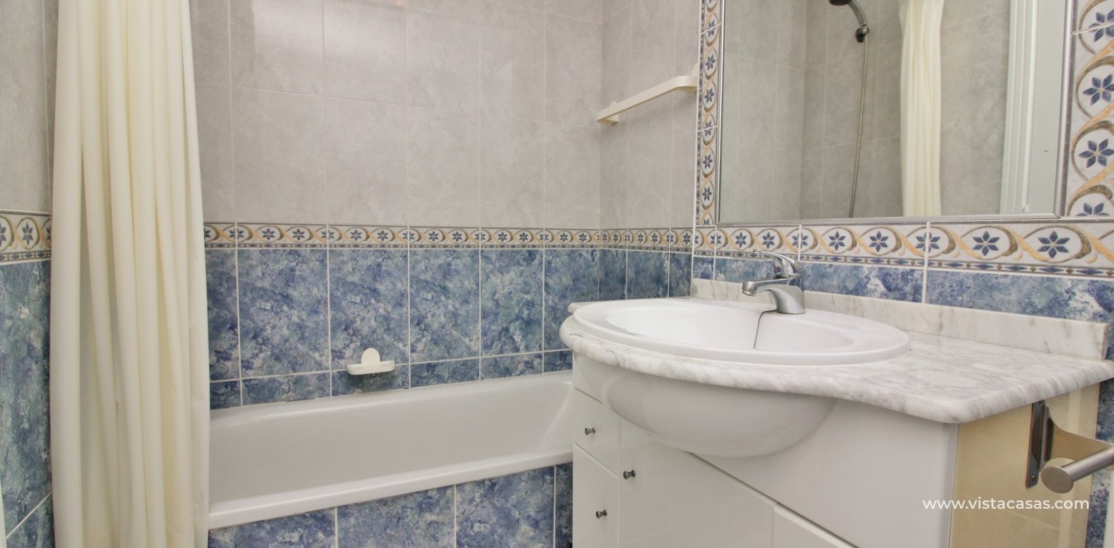 Penthouse for sale Fontana Golf II Villamartin bathroom bath