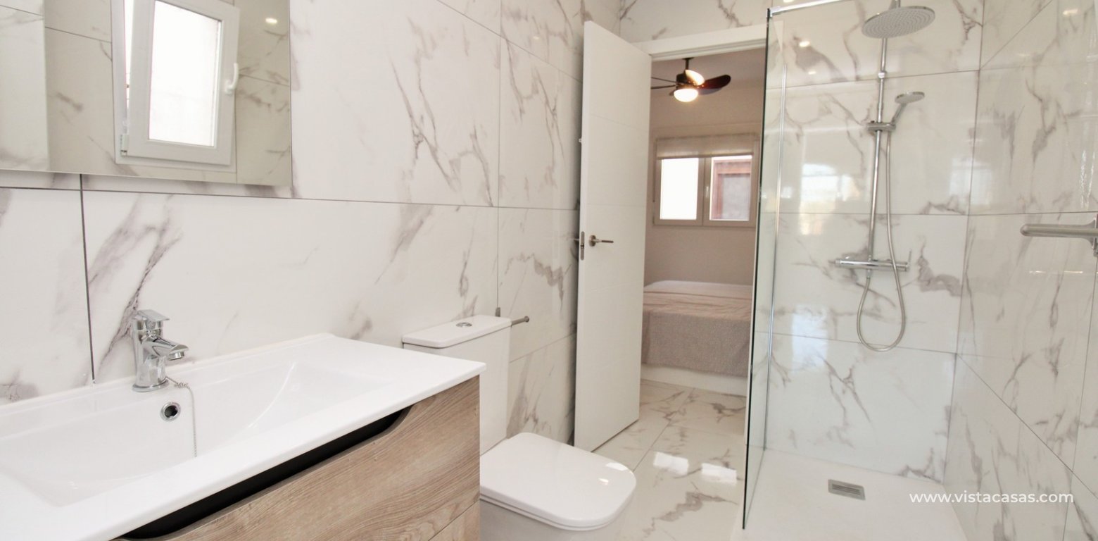 Renovated apartment for sale in the Villamartin Plaza bathroom