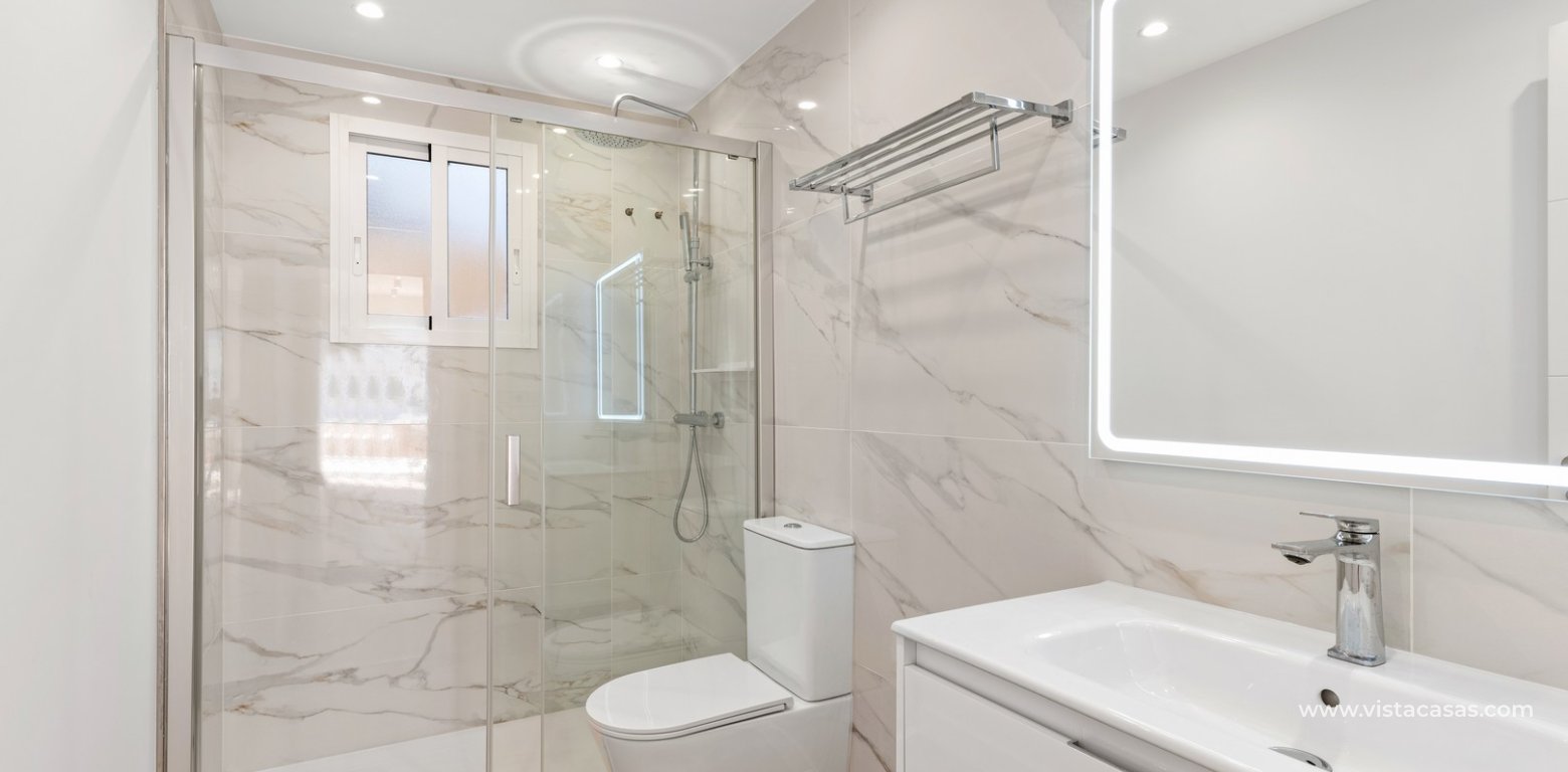 Ground floor apartment for sale R3 Punta Prima La Ciñuelica bathroom