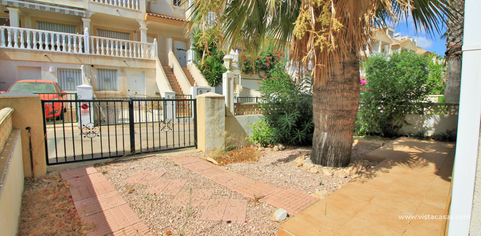 Bungalow for sale in Villamartin gated driveway