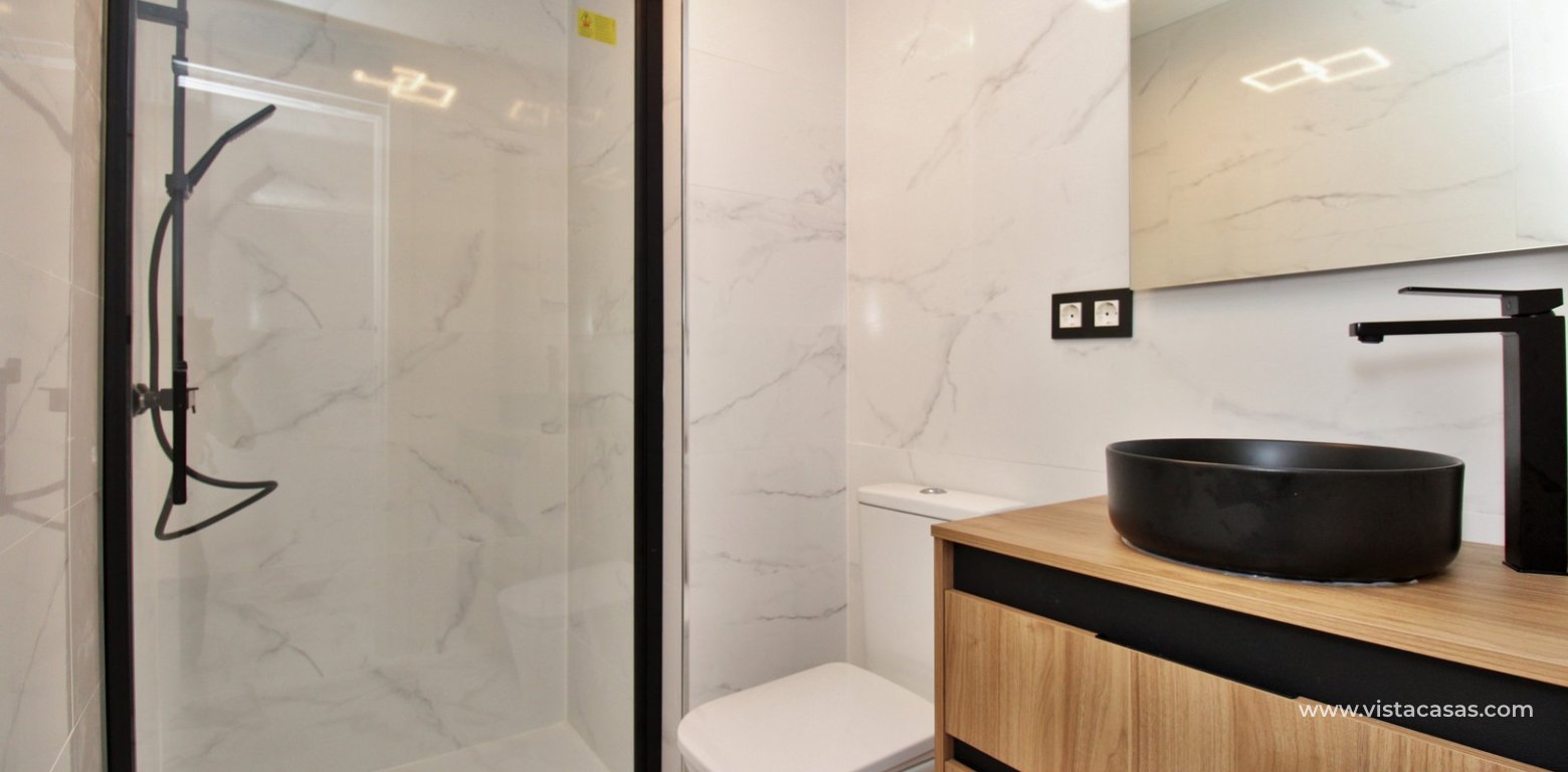 Renovated apartment for sale in the Villamartin Plaza bathroom