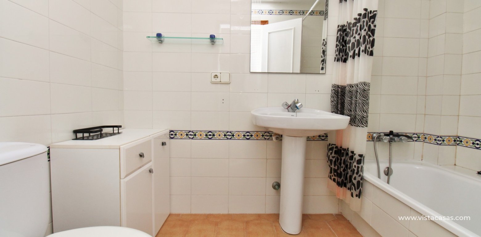 2 bedroom apartment for sale in the Villamartin Plaza en-suite bathroom