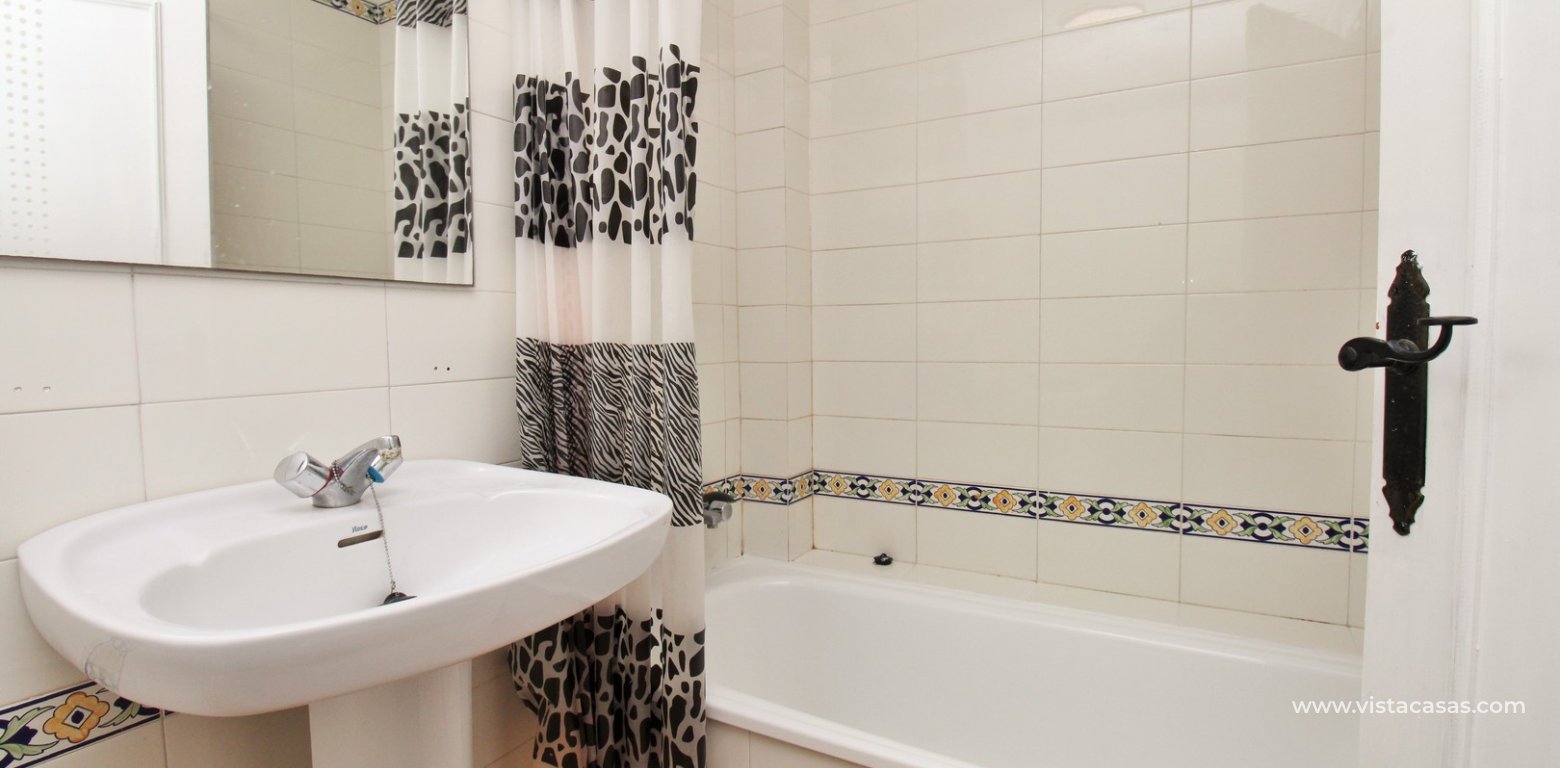 2 bedroom apartment for sale in the Villamartin Plaza en-suite bathroom 2