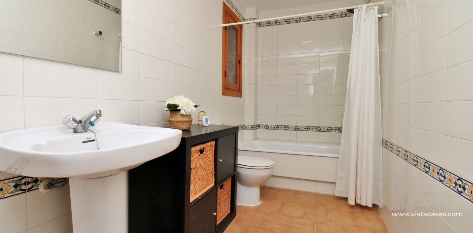 2 bedroom apartment for sale in the Villamartin Plaza bathroom
