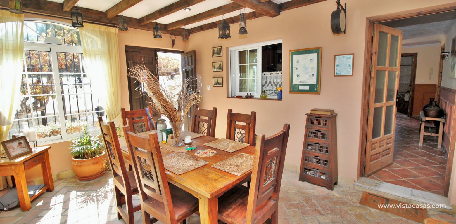 Villa for sale in Monte Zenia dining area 2