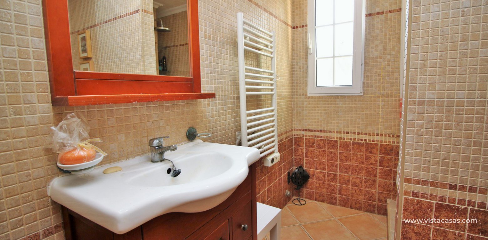 Villa for sale in Monte Zenia shower room