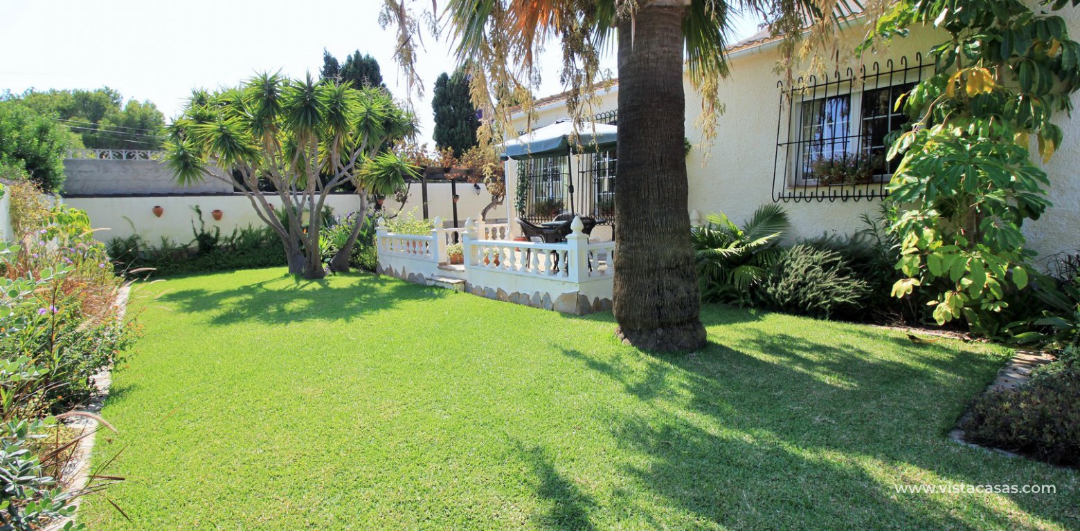 Villa for sale in Monte Zenia grass garden
