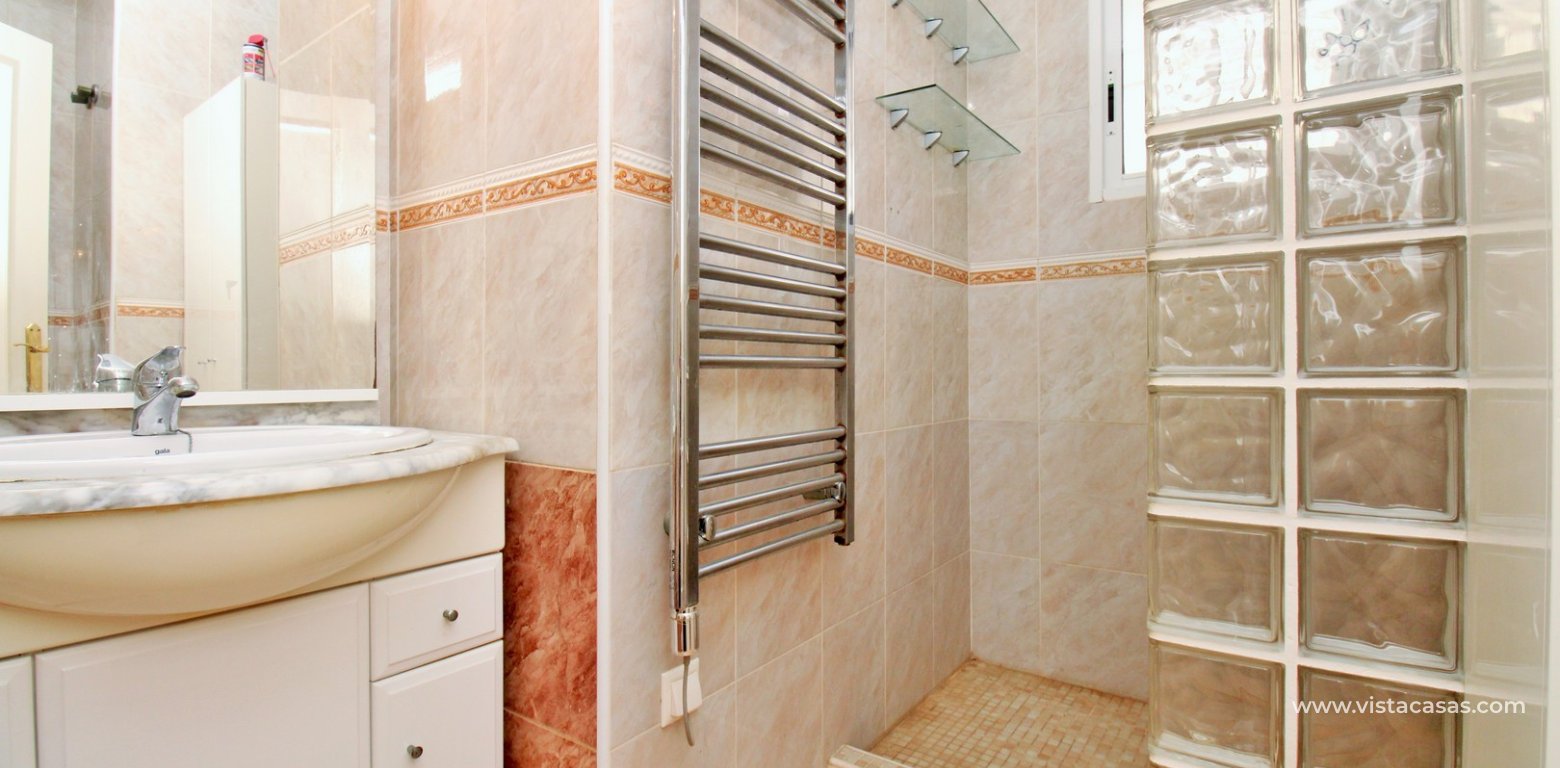 Detached villa for sale La Pinada Playa Flamenca bathroom