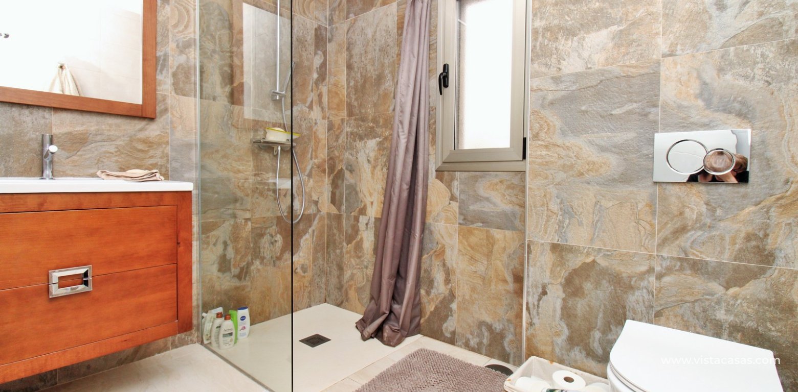 Detached Innova villa for sale Pau 8 Villamartin en-suite bathroom