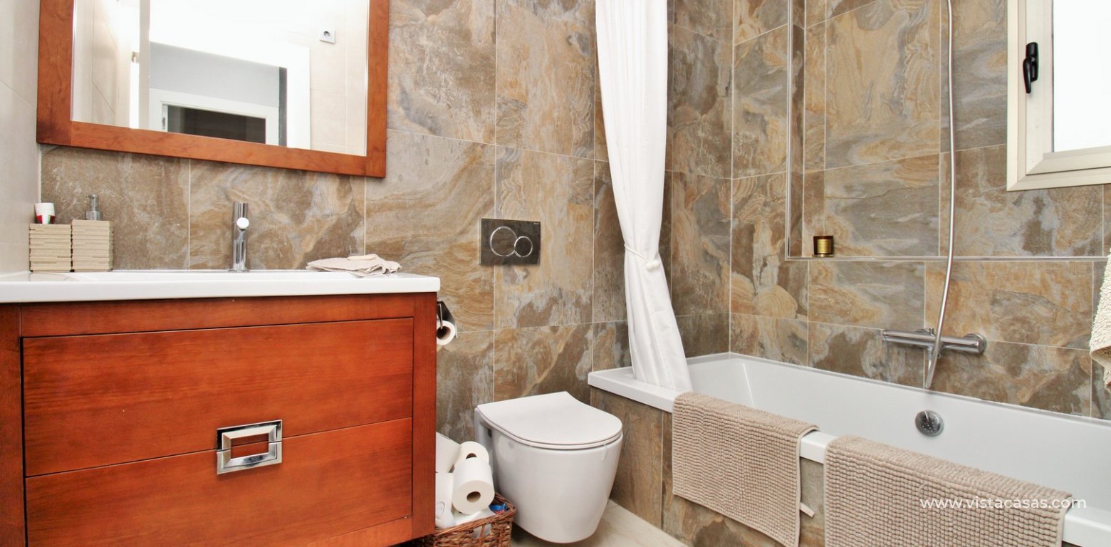 Detached Innova villa for sale Pau 8 Villamartin bathroom