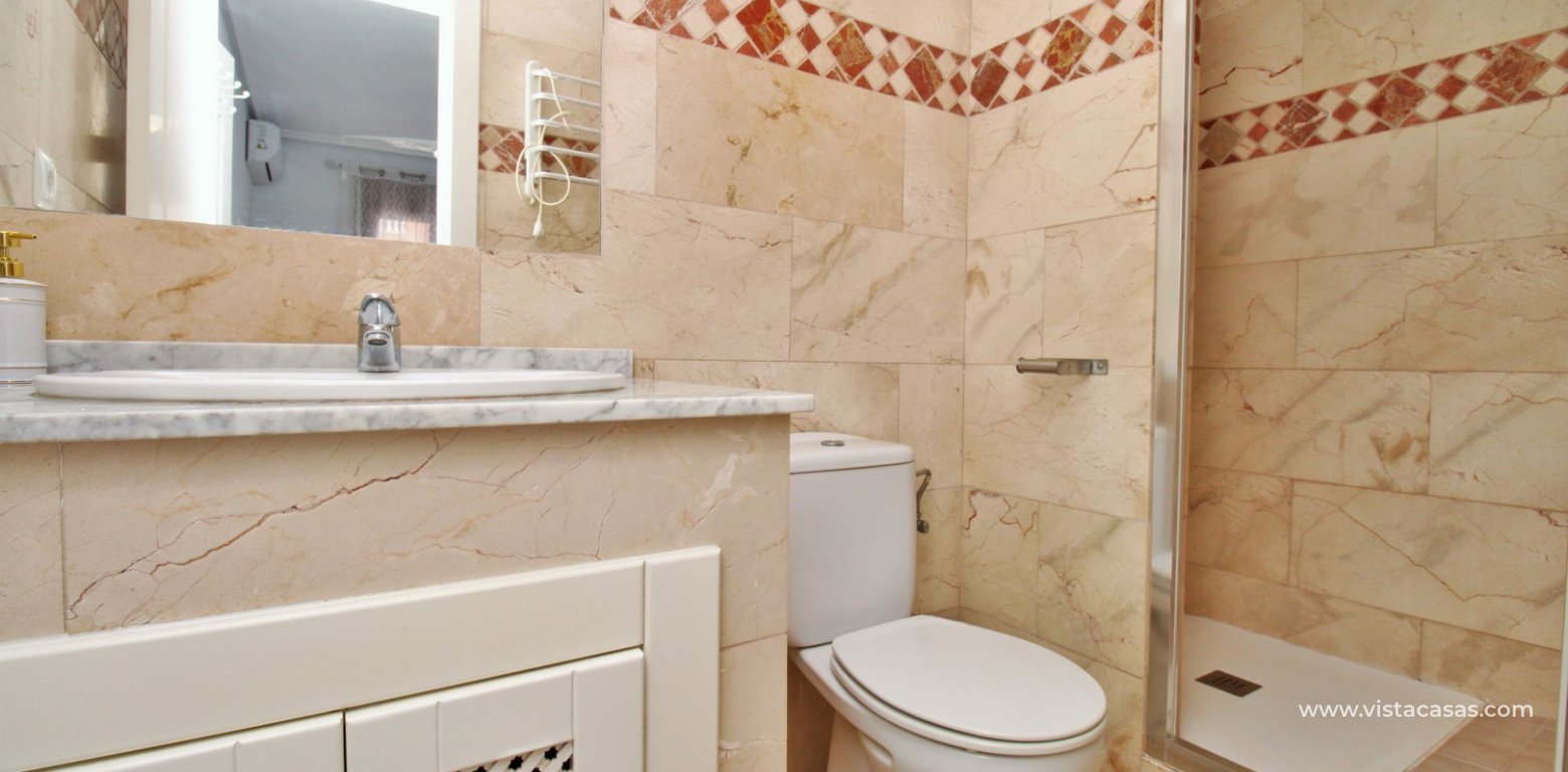 Lola bungalow pool views for sale Pau 8 M7 Villamartin en-suite bathroom