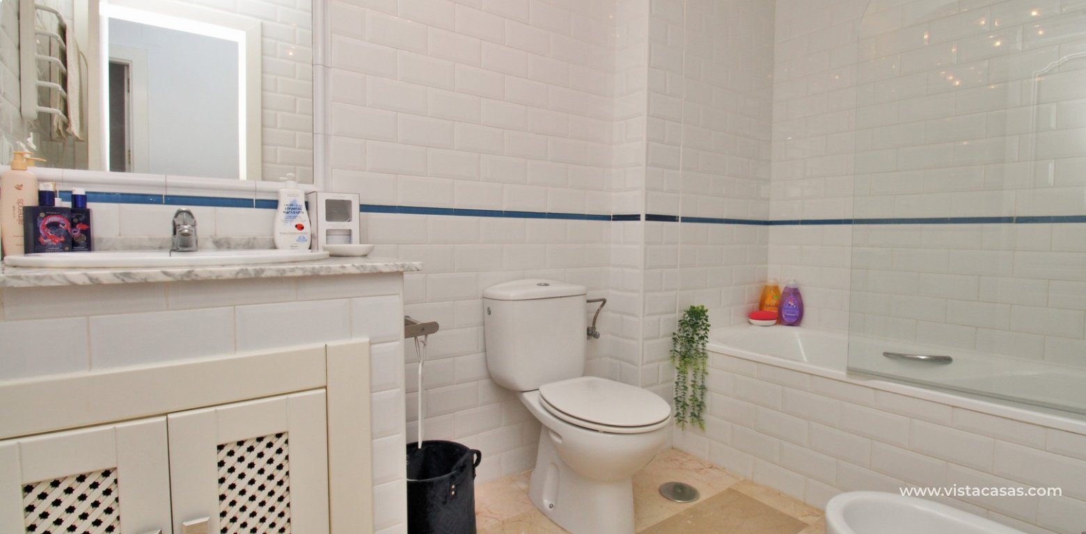 Lola bungalow pool views for sale Pau 8 M7 Villamartin bathroom