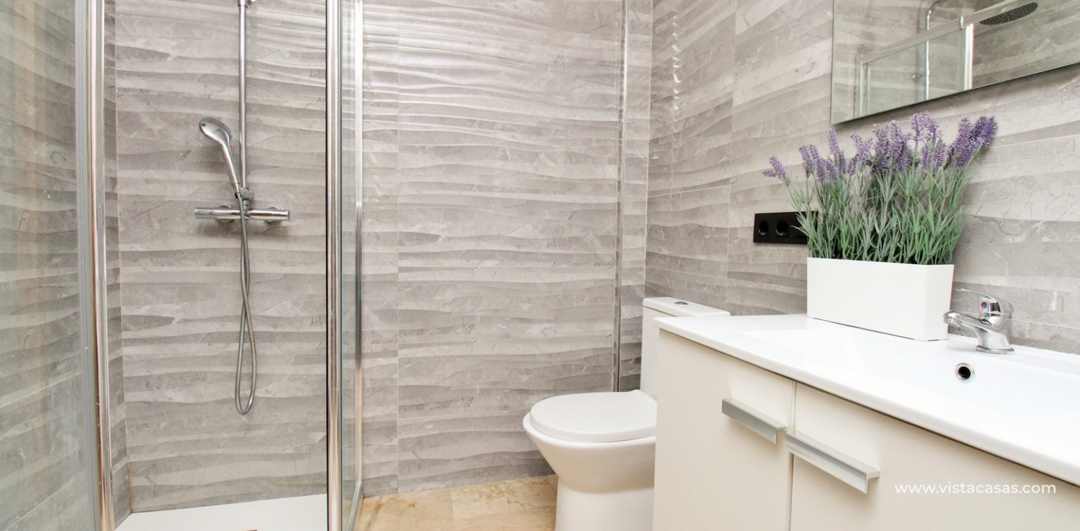 Renovated apartment in the Villamartin Plaza Villagolf bathroom