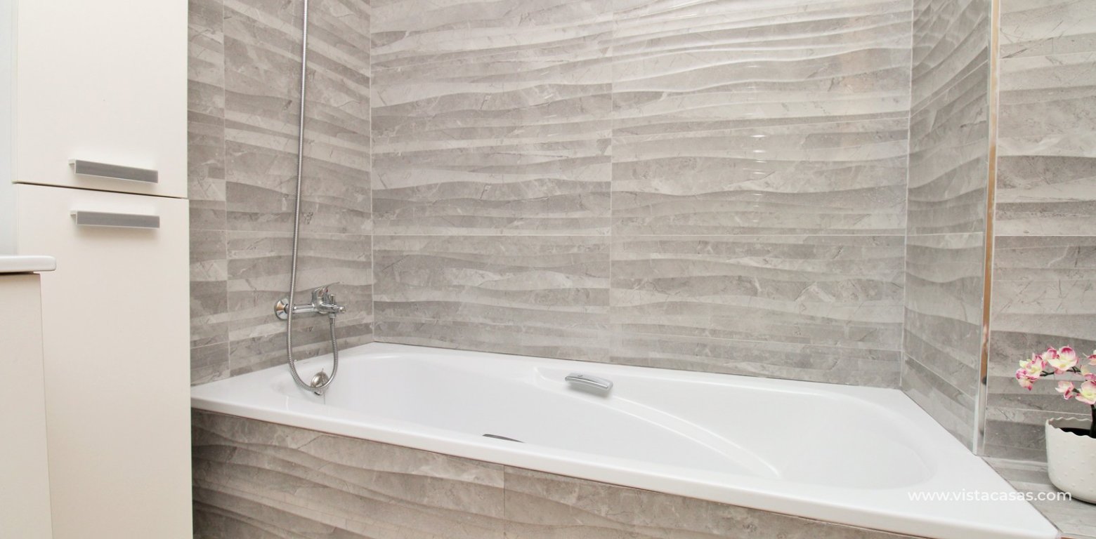 Renovated apartment in the Villamartin Plaza Villagolf bath