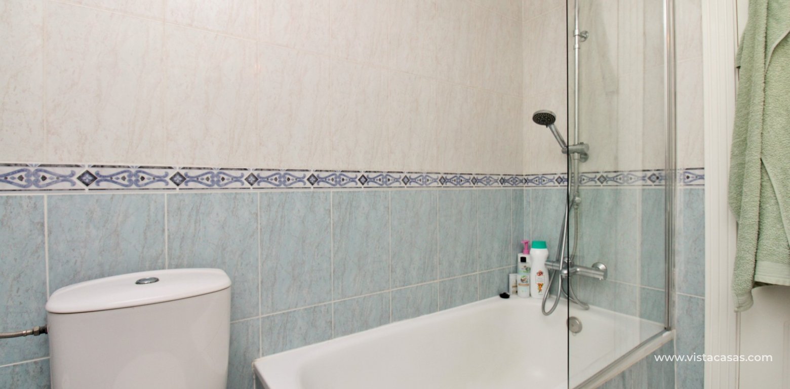 Bungalow with roof terrace for sale Villamartin bathroom 2