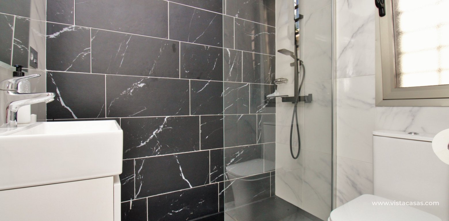 Modern 4-Bed Villa with Pool & Solarium in Villamartin master en-suite