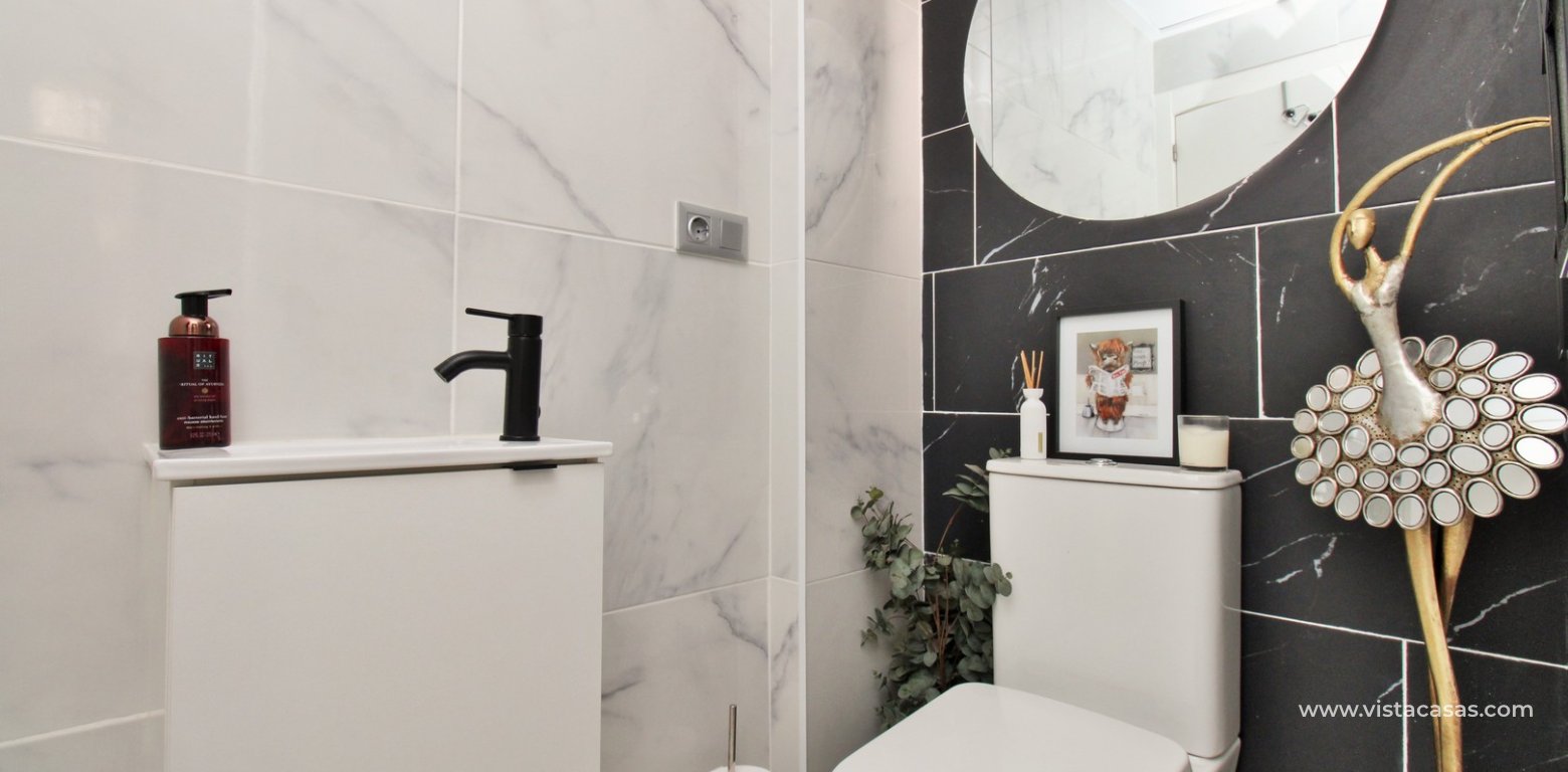 Modern 4-Bed Villa with Pool & Solarium in Villamartin wc