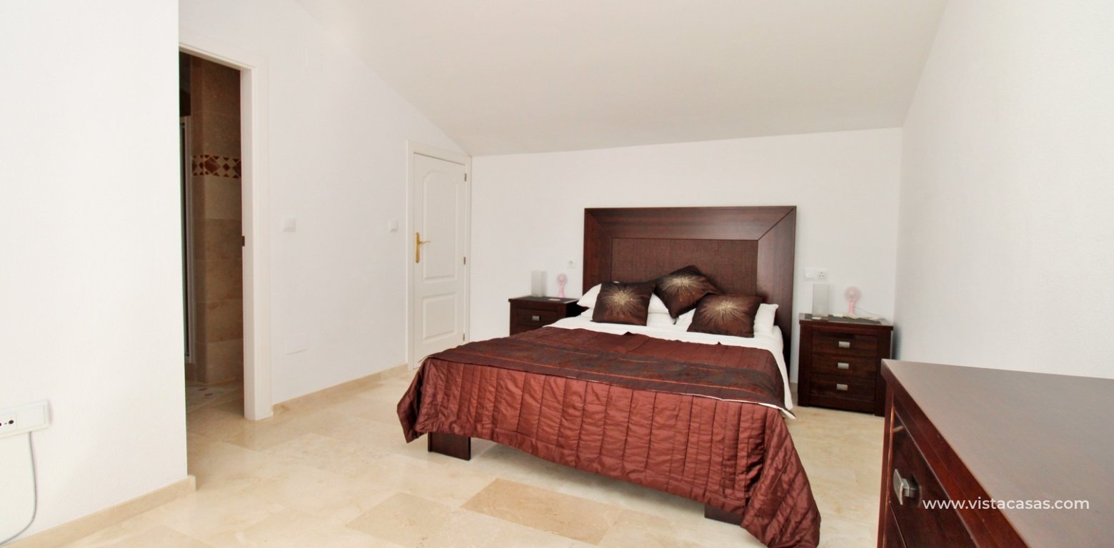 Buhardilla Townhouse for Sale in Pau 8 Villamartin master bedroom