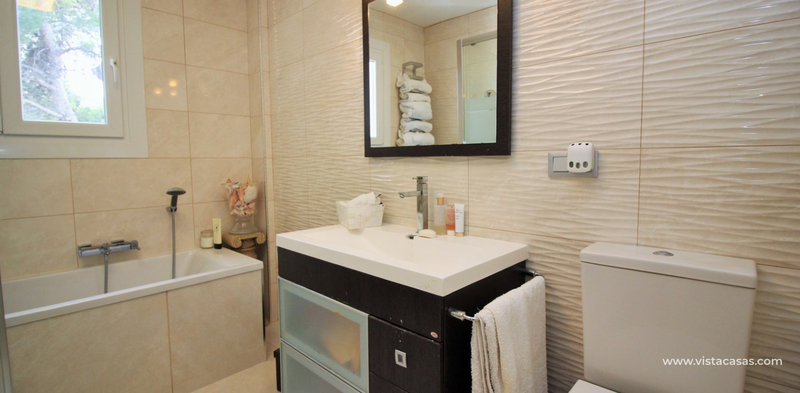 Apartment for sale in the Villamartin Plaza en-suite bathroom