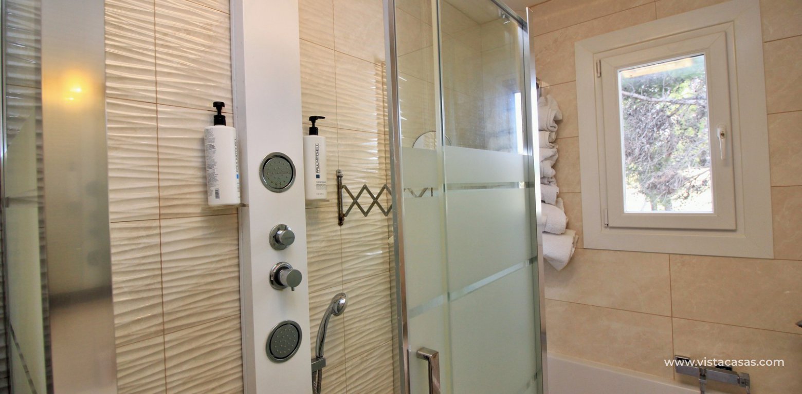 Apartment for sale in the Villamartin Plaza en-suite shower room