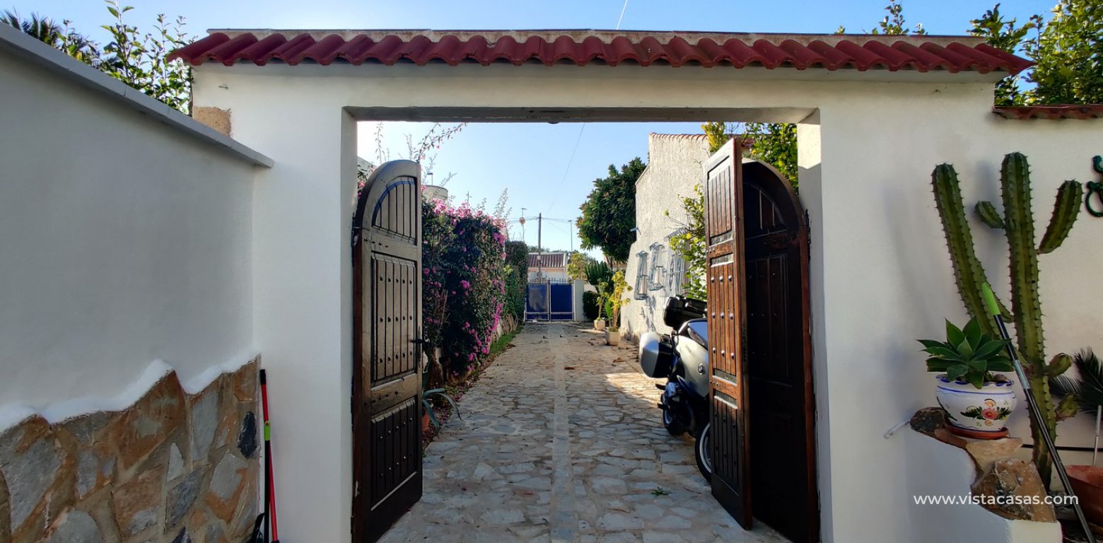  Villa for sale in Torrezenia Orihuela Costa gated driveway