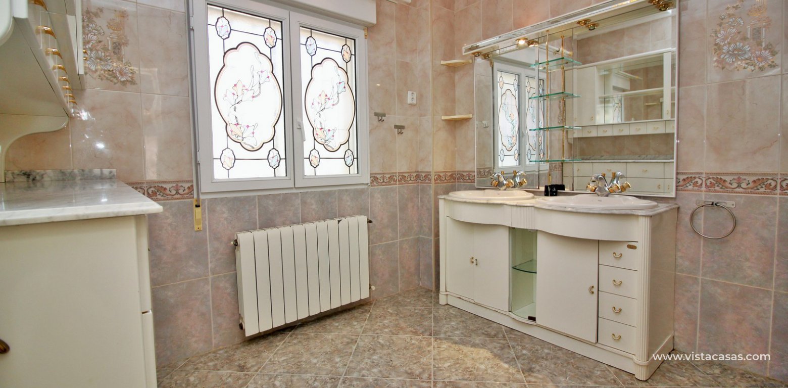 Detached villa for sale in Villamartin bathroom