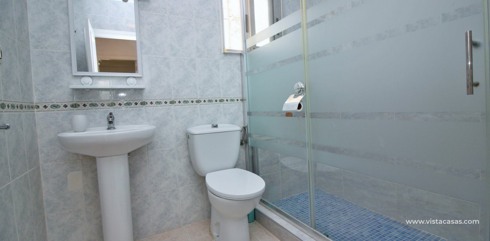 Detached villa for sale with private pool in Villamartin bathroom