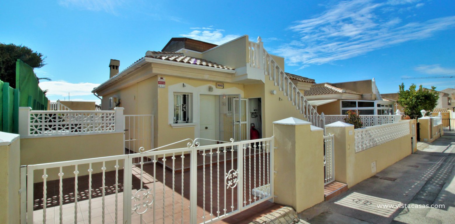 Detached villa for sale with private pool in Villamartin driveway