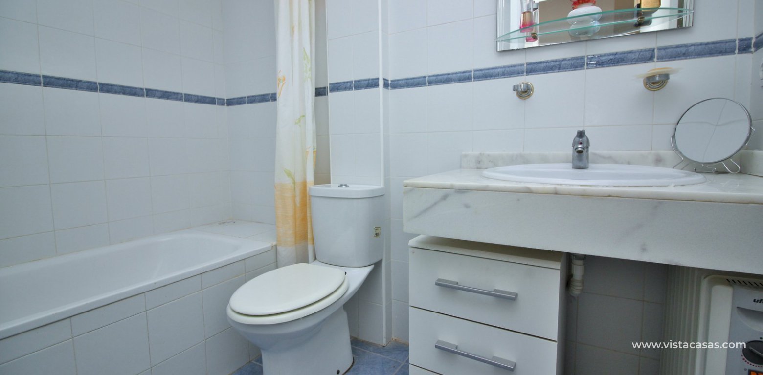 Top floor apartment for sale in Panorama Golf Villamartin family bathroom