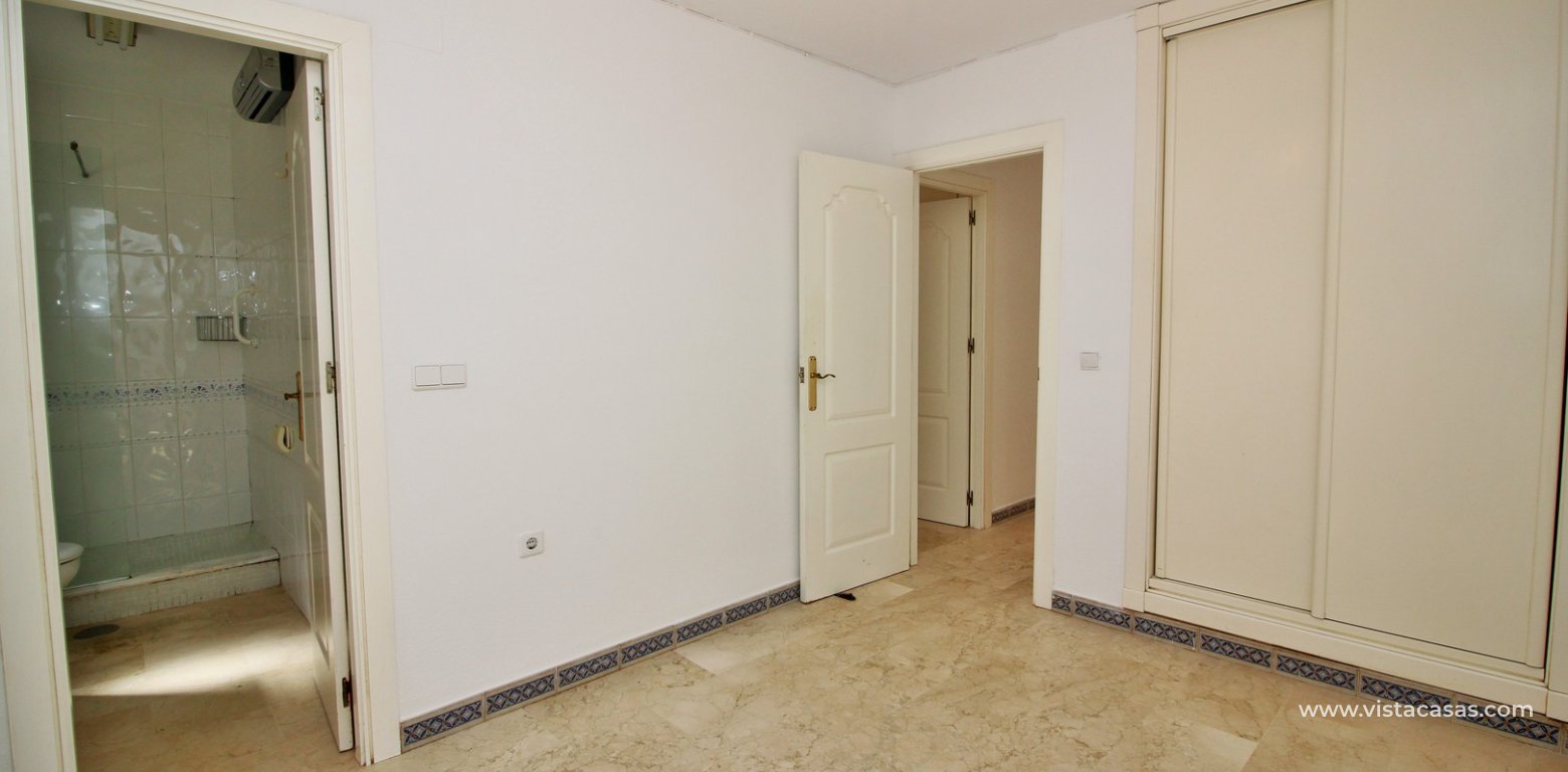 Ground floor apartment for sale in Rioja IV Villamartin master bedroom fitted wardrobes