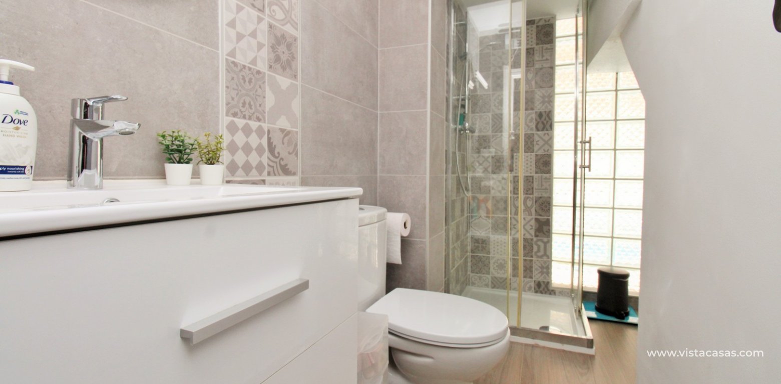 Renovated Zodiaco Quad For Sale In Villamartin bathroom